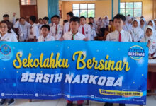 Siswa baru memegang spanduk Sekolahku Bersinar Bersih Narkoba dari BNN Banyumas saat mengikuti kegiatan MPLS 2026 SMP Muhammadiyah 2 Purwokerto.