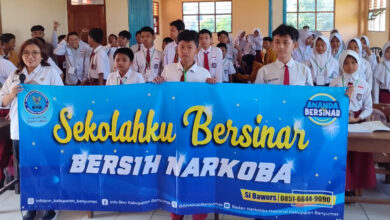 Siswa baru memegang spanduk Sekolahku Bersinar Bersih Narkoba dari BNN Banyumas saat mengikuti kegiatan MPLS 2026 SMP Muhammadiyah 2 Purwokerto.