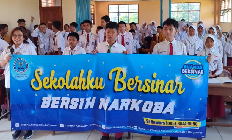 Siswa baru memegang spanduk Sekolahku Bersinar Bersih Narkoba dari BNN Banyumas saat mengikuti kegiatan MPLS 2026 SMP Muhammadiyah 2 Purwokerto.