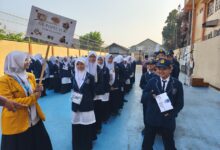 Siswa baru SMP Muhammadiyah PK Kottabarat berbaris tertib mengikuti apel hari pertama masuk sekolah