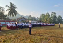 Upacara pembukaan MPLS Perguruan Muhammadiyah Purwojati bersama ratusan siswa baru di lapangan terbuka