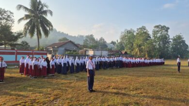 Upacara pembukaan MPLS Perguruan Muhammadiyah Purwojati bersama ratusan siswa baru di lapangan terbuka