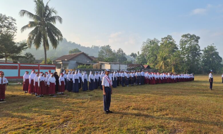 Upacara pembukaan MPLS Perguruan Muhammadiyah Purwojati bersama ratusan siswa baru di lapangan terbuka