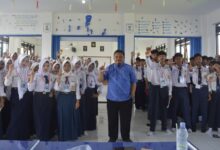 Ratusan siswa baru bersama pemateri Kamal Hayat berfoto bersama saat sosialisasi literasi digital dalam kegiatan MPLS SMA 2026 di SMA Muhammadiyah 4 Belik Pemalang.