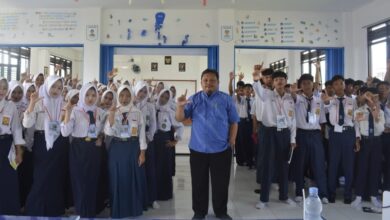 Ratusan siswa baru bersama pemateri Kamal Hayat berfoto bersama saat sosialisasi literasi digital dalam kegiatan MPLS SMA 2026 di SMA Muhammadiyah 4 Belik Pemalang.
