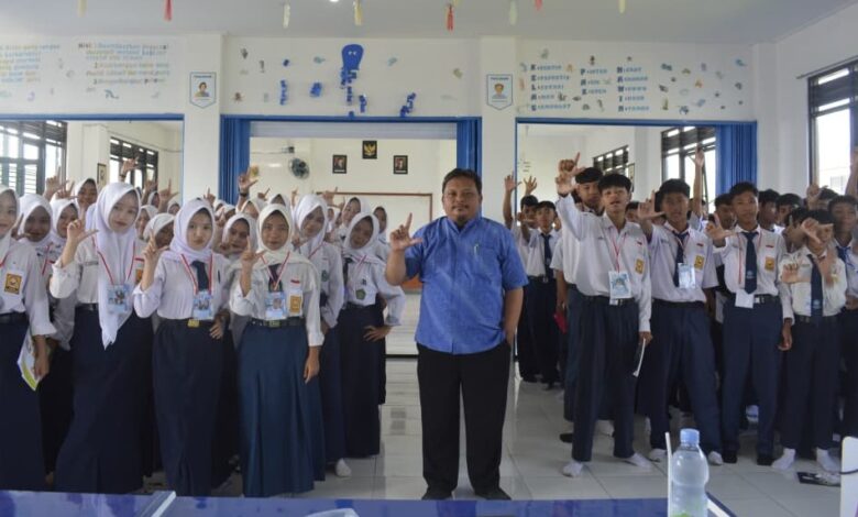 Ratusan siswa baru bersama pemateri Kamal Hayat berfoto bersama saat sosialisasi literasi digital dalam kegiatan MPLS SMA 2026 di SMA Muhammadiyah 4 Belik Pemalang.