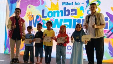 Lima anak penerima beasiswa pendidikan anak dari Pemuda Muhammadiyah Kroya berdiri bersama dua panitia sambil memegang sertifikat di acara Milad ke-3 RSU PKU Muhammadiyah Aghisna.