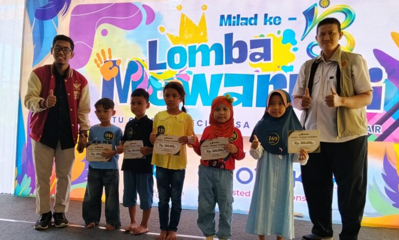Lima anak penerima beasiswa pendidikan anak dari Pemuda Muhammadiyah Kroya berdiri bersama dua panitia sambil memegang sertifikat di acara Milad ke-3 RSU PKU Muhammadiyah Aghisna.
