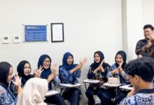 Mahasiswa TLM D4 UMP mempraktikkan gerakan bahasa isyarat BISINDO dalam mewujudkan pelayanan kesehatan inklusif