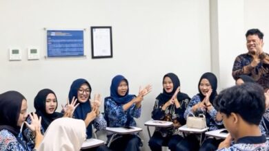 Mahasiswa TLM D4 UMP mempraktikkan gerakan bahasa isyarat BISINDO dalam mewujudkan pelayanan kesehatan inklusif