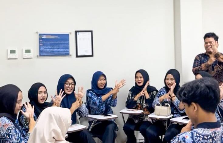 Mahasiswa TLM D4 UMP mempraktikkan gerakan bahasa isyarat BISINDO dalam mewujudkan pelayanan kesehatan inklusif