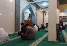 Ketua PDM Jepara KH Fachrurrozi saat menyampaikan strategi Indonesia Emas 2045 dalam Pengajian Ahad Subuh di Masjid Al Istiqomah Randusari Tahunan Jepara.