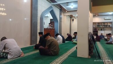 Ketua PDM Jepara KH Fachrurrozi saat menyampaikan strategi Indonesia Emas 2045 dalam Pengajian Ahad Subuh di Masjid Al Istiqomah Randusari Tahunan Jepara.