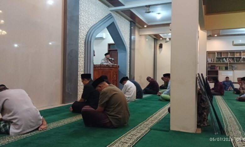 Ketua PDM Jepara KH Fachrurrozi saat menyampaikan strategi Indonesia Emas 2045 dalam Pengajian Ahad Subuh di Masjid Al Istiqomah Randusari Tahunan Jepara.