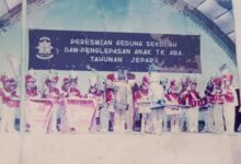 Kelompok drumband anak-anak tampil di panggung pada acara peresmian gedung sekolah dan pelepasan anak TK ABA Tahunan Jepara pada 23 Juni 2004.