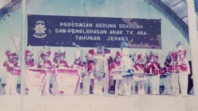 Kelompok drumband anak-anak tampil di panggung pada acara peresmian gedung sekolah dan pelepasan anak TK ABA Tahunan Jepara pada 23 Juni 2004.