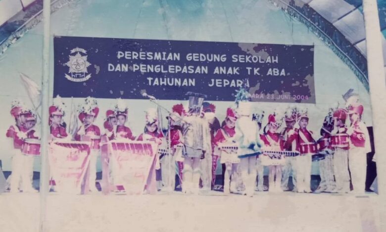 Kelompok drumband anak-anak tampil di panggung pada acara peresmian gedung sekolah dan pelepasan anak TK ABA Tahunan Jepara pada 23 Juni 2004.
