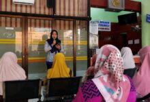 Dokter memberikan edukasi tentang pencegahan gejala campak pada orang dewasa dan perawatan kaki diabetes kepada peserta Prolanis di Yasmin Medika.