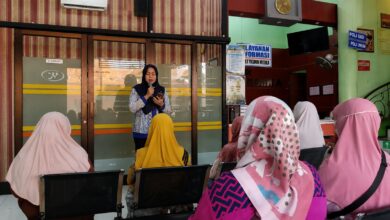 Dokter memberikan edukasi tentang pencegahan gejala campak pada orang dewasa dan perawatan kaki diabetes kepada peserta Prolanis di Yasmin Medika.