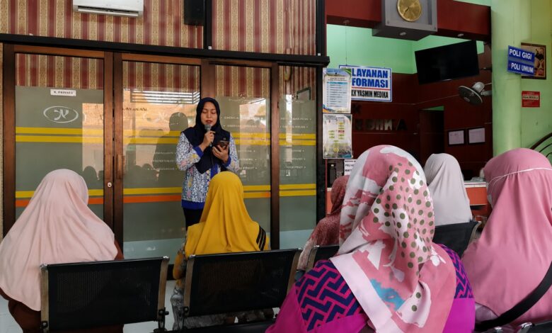 Dokter memberikan edukasi tentang pencegahan gejala campak pada orang dewasa dan perawatan kaki diabetes kepada peserta Prolanis di Yasmin Medika.