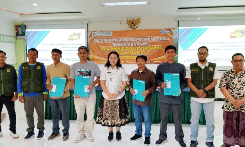 Delegasi PCPM Kandangan dan JATAM menerima sertifikat dalam penutupan pelatihan agribisnis petani milenial di Bapeltan Jateng