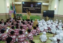 Suasana penyampaian materi MPLS ramah anak oleh kepala sekolah di hadapan siswa baru SD Muhammadiyah 1 Solo