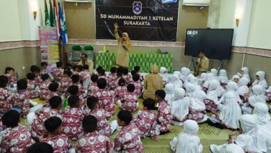 Suasana penyampaian materi MPLS ramah anak oleh kepala sekolah di hadapan siswa baru SD Muhammadiyah 1 Solo