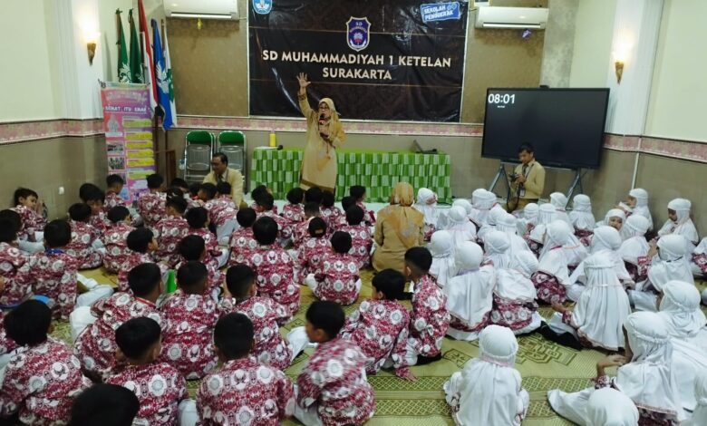 Suasana penyampaian materi MPLS ramah anak oleh kepala sekolah di hadapan siswa baru SD Muhammadiyah 1 Solo