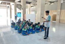 Santri baru Pondok Pesantren Muhammadiyah Boyolali menyimak penjelasan fasilitator saat melakukan analisis SWOT diri