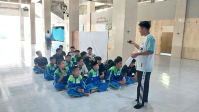 Santri baru Pondok Pesantren Muhammadiyah Boyolali menyimak penjelasan fasilitator saat melakukan analisis SWOT diri