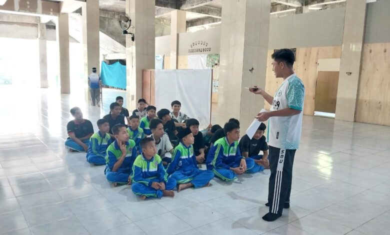 Santri baru Pondok Pesantren Muhammadiyah Boyolali menyimak penjelasan fasilitator saat melakukan analisis SWOT diri