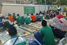Anggota GP Ansor dan Pemuda Muhammadiyah berdoa khidmat saat menggelar Riding Ziarah Napak Tilas di Makam KH Ahmad Dahlan Karangkajen