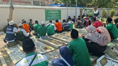 Anggota GP Ansor dan Pemuda Muhammadiyah berdoa khidmat saat menggelar Riding Ziarah Napak Tilas di Makam KH Ahmad Dahlan Karangkajen