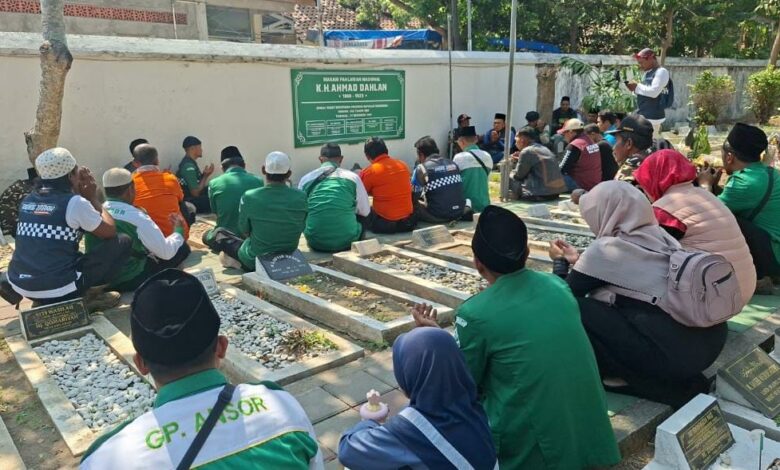 Anggota GP Ansor dan Pemuda Muhammadiyah berdoa khidmat saat menggelar Riding Ziarah Napak Tilas di Makam KH Ahmad Dahlan Karangkajen