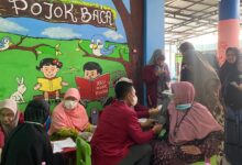 Kader IMM Kedokteran UMP sedang melakukan pemeriksaan tekanan darah kepada seorang warga lansia saat agenda pengabdian masyarakat di Banyumas.