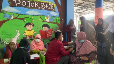 Kader IMM Kedokteran UMP sedang melakukan pemeriksaan tekanan darah kepada seorang warga lansia saat agenda pengabdian masyarakat di Banyumas.
