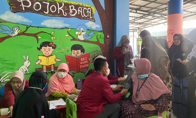 Kader IMM Kedokteran UMP sedang melakukan pemeriksaan tekanan darah kepada seorang warga lansia saat agenda pengabdian masyarakat di Banyumas.