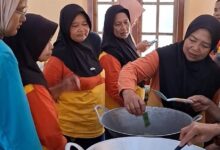 Ibu-ibu Desa Musuk Boyolali didampingi mahasiswa PPK Ormawa UMS mempraktikkan cara membuat olahan alpukat di dalam wajan besar saat pelatihan.