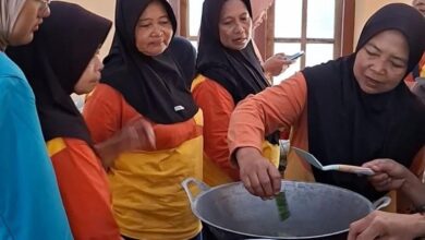 Ibu-ibu Desa Musuk Boyolali didampingi mahasiswa PPK Ormawa UMS mempraktikkan cara membuat olahan alpukat di dalam wajan besar saat pelatihan.