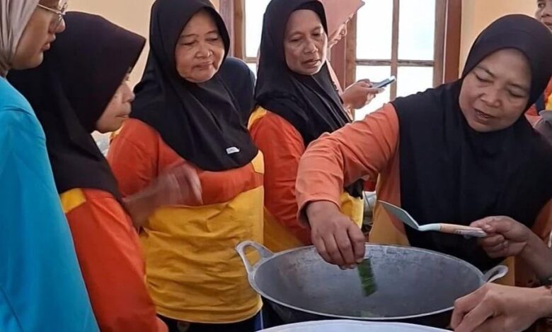 Ibu-ibu Desa Musuk Boyolali didampingi mahasiswa PPK Ormawa UMS mempraktikkan cara membuat olahan alpukat di dalam wajan besar saat pelatihan.