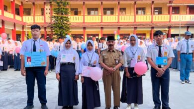 Sekelompok siswa dan seorang Kepala Sekolah berdiri di depan spanduk acara sekolah di SMK Muhammadiyah 3 Purwokerto, dengan tulisan MAJU BERSAMA SUKSES MULIA.