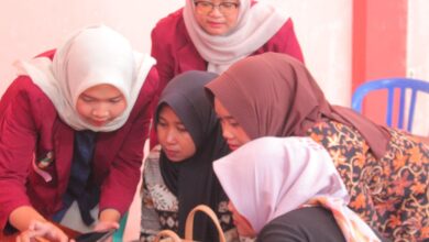 Mahasiswa UNIMUS mendampingi pelaku UMKM Desa Taruman Grobogan belajar cara jualan di Shopee Live menggunakan smartphone.