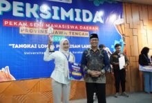 Dini Ulfiana, pemenang Juara Peksimida Jateng 2026 tangkai lomba penulisan lakon saat menerima piala dan piagam penghargaan Juara 1 di atas panggung UMS Surakarta.