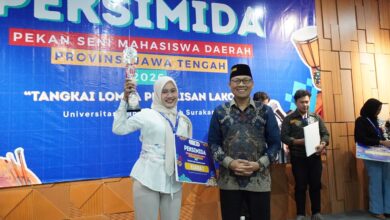 Dini Ulfiana, pemenang Juara Peksimida Jateng 2026 tangkai lomba penulisan lakon saat menerima piala dan piagam penghargaan Juara 1 di atas panggung UMS Surakarta.