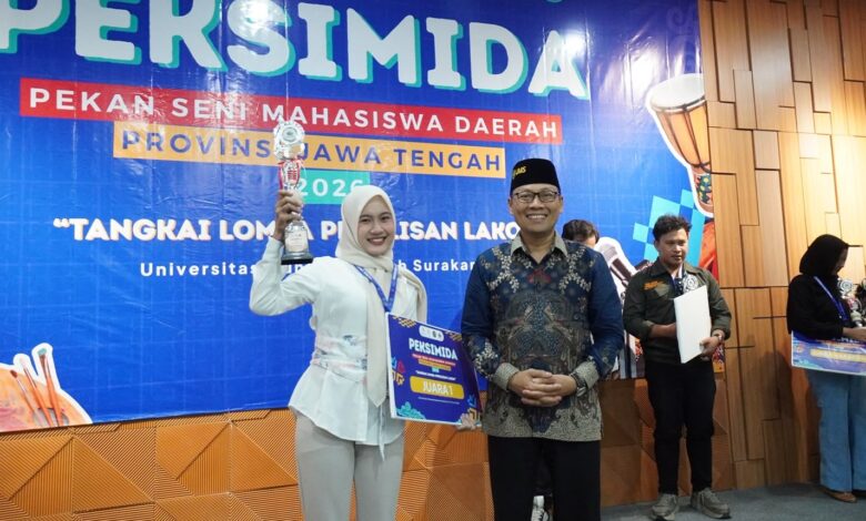 Dini Ulfiana, pemenang Juara Peksimida Jateng 2026 tangkai lomba penulisan lakon saat menerima piala dan piagam penghargaan Juara 1 di atas panggung UMS Surakarta.