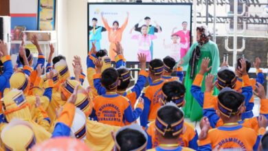Siswa baru SD Muhammadiyah PK Solo berpartisipasi aktif dalam kegiatan MPLS Ramah yang dipandu dari layar. Mereka mengenakan atribut lengkap berwarna oranye dan biru.