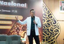 dr Gia Pratama mengenakan jas dokter putih sedang memberikan edukasi mengenai gejala serangan jantung dalam Seminar Nasional Farmasi 2026 di kampus UMS.