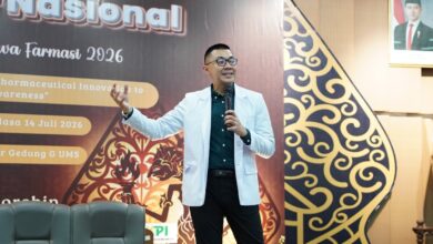 dr Gia Pratama mengenakan jas dokter putih sedang memberikan edukasi mengenai gejala serangan jantung dalam Seminar Nasional Farmasi 2026 di kampus UMS.