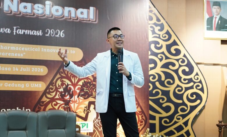 dr Gia Pratama mengenakan jas dokter putih sedang memberikan edukasi mengenai gejala serangan jantung dalam Seminar Nasional Farmasi 2026 di kampus UMS.