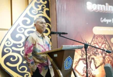 Rektor UMS Prof Harun Joko Prayitno berpidato di podium dalam Seminar Nasional Gebyar Mahasiswa Farmasi 2026.
